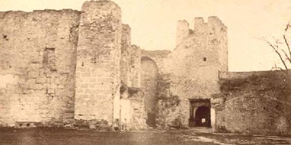 5 bin adımlık tarihi kaleden sadece 13 adımlık sur duvarı kaldı