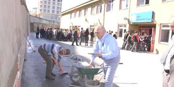 Okulun bah�e duvar�n�n kaplamas� m�d�rden