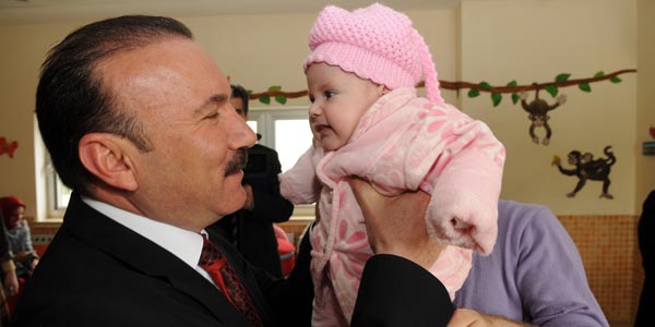 Doktor Başkan çocukları muayane etti