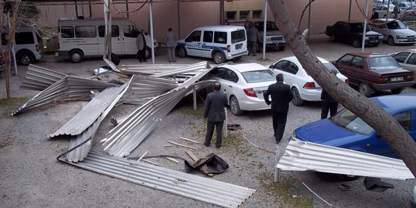 Fırtına Adliye Sarayı'nın çatısını uçurdu