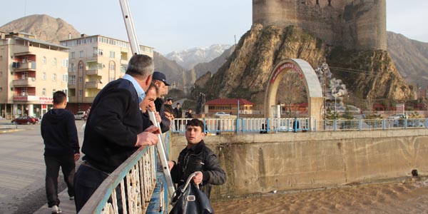 Lise öğrencisi köprüden geçerken çantasını çay'a düşürdü