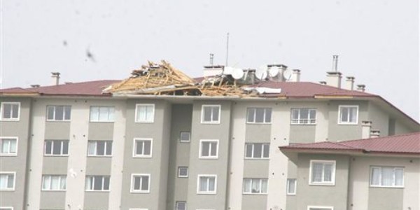 Yozgat'ta �iddetli r�zgar �at�lar� u�urdu