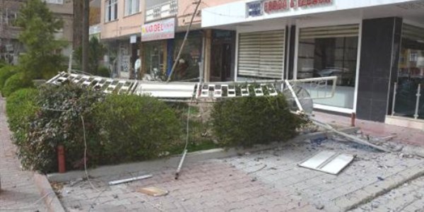 F�rt�na, balkonun demir korkulu�unu u�urdu