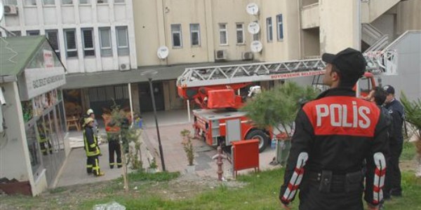 ��siz gen�, hastanenin �at�s�nda intihara kalk��t�
