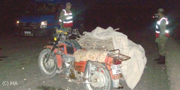 Besni'de motosiklet devrildi: 2 ar yaral