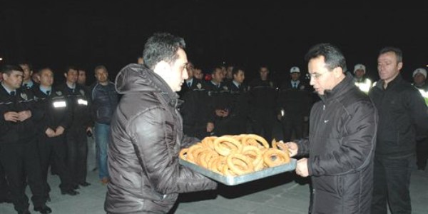 Karaman Emniyet Müdürü Sönmez'den polislere tatlı ikramı