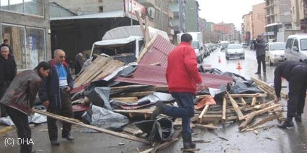 Fırtına çatıları uçurdu, direkleri devirdi