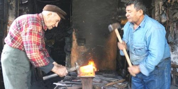 83 yaşındaki demirci ustası gençlere örnek