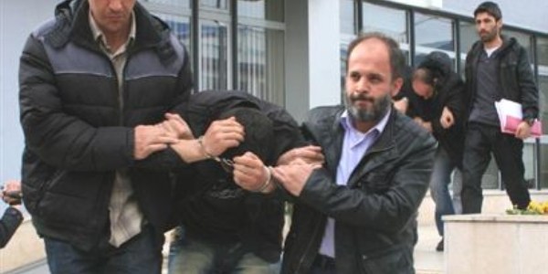 Arkadaşı ile akrabasının iş yerini soydu