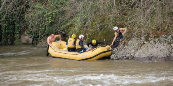 Rize'de rafting botu devrildi: 3 yaralı