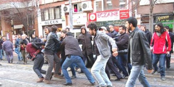 Basın açıklaması yapmaya giden grupla polisler arasında arbede çıktı
