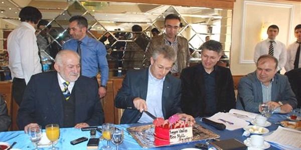 Vali Taşkesen'e sürpriz doğum günü kutlaması