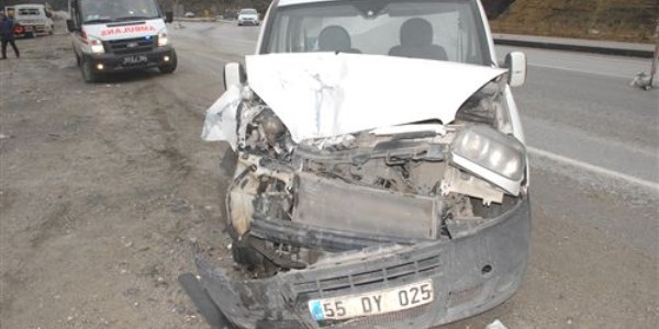Kamyonet park halindeki araca çarptı: 1 yaralı