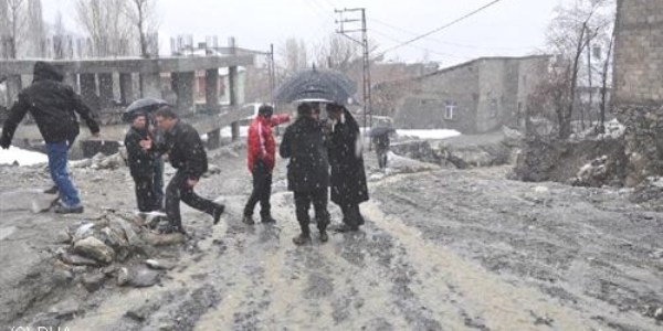 Hakkari'de dereler taştı, Bitlis'te çatılar uçtu