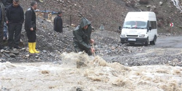 Hakkari-Çukurca karayolunda heyelan