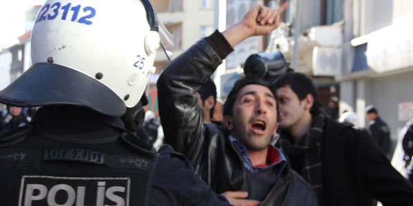 Terör yandaşları polisi taş yağmuruna tuttu