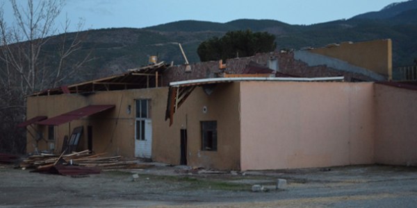 Fırtına Kargı'da akaryakıt istasyonunun çatısı uçurdu