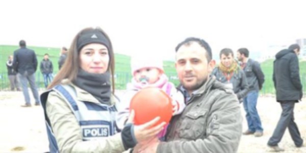 Polislerden nevruz'a katılan çocuklara balon ve çikolata