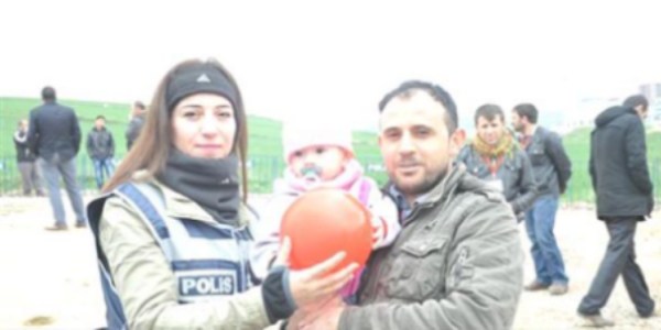 Polislerden nevruz'a katlan ocuklara balon ve ikolata