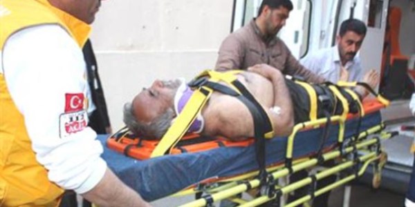 Damda odun taşırken düşüp kolunu kırdı