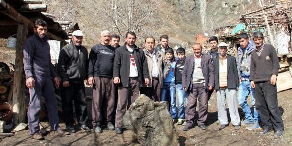 Taşlar köyleri tehdit ediyor