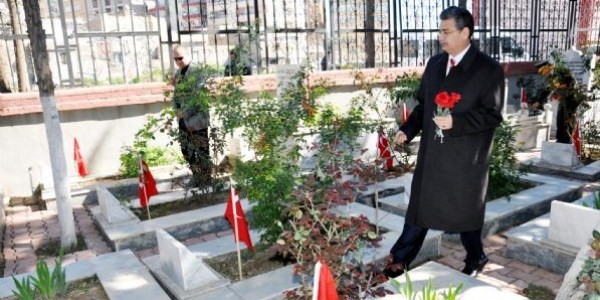 Şehitlere karanfilli anma