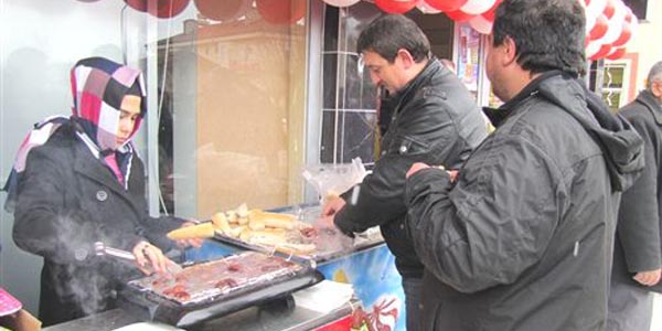 Alışveriş merkezi açılışında ekmek arası sucuk ve lokma ikramı