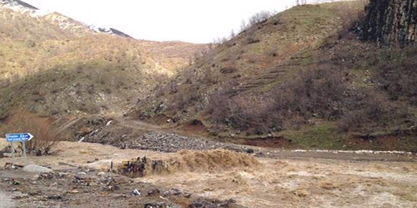 Sel suları köy yollarını kullanılamaz hale getirdi