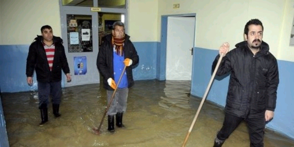 Okullar� su bast�