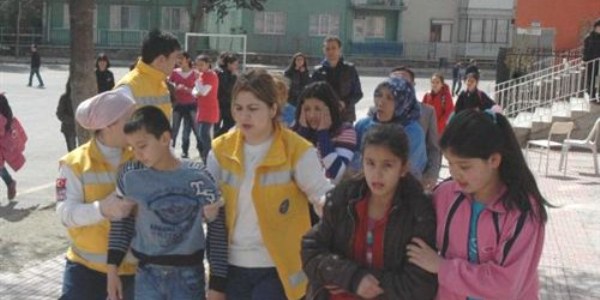 K�z ��rencinin 'biber gaz�' merak� 8 ��renciyi hastanelik etti