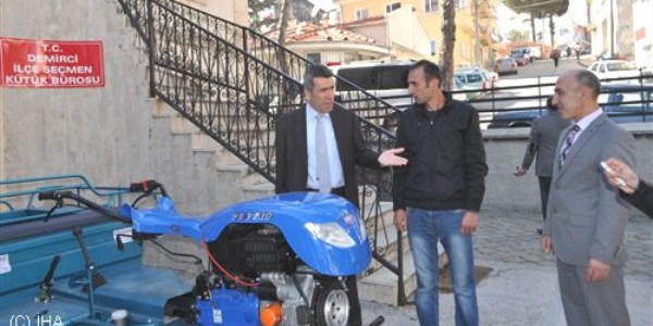 Demirci'de �ift�iye el trakt�r� al�nd�