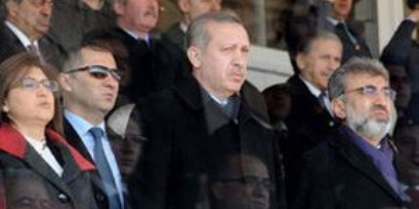 Ba�bakan'�n etraf�n� camla �evirdiler