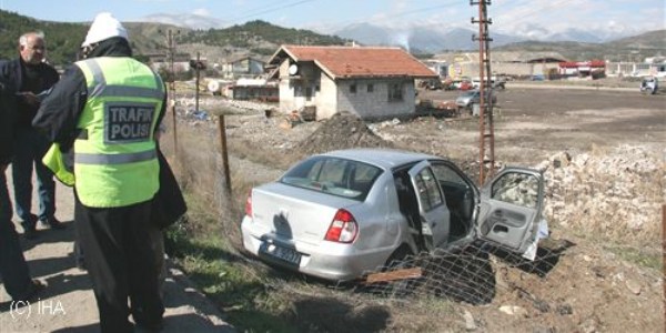Seyir halindeyken yol kenarına uçtu