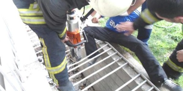 Bacağı sıkışan çocuğu itfaiye kurtardı