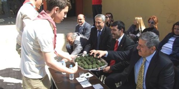 Eline kına yakıp, öğrencilere kumanya dağıttı