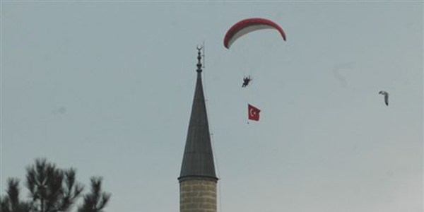 Gökyüzünde Türk bayrağı açtılar