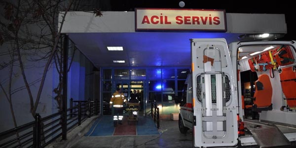 Ku�adas�'nda trafik kazas�: 3 polis yaral�