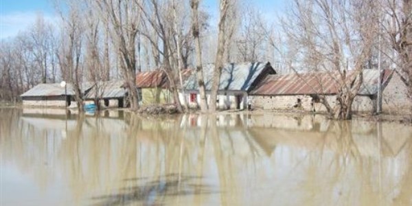 AFAD görevlileri öğrencileri kucakta taşıdı