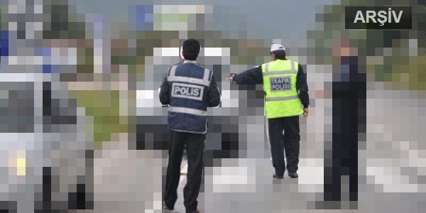 2 trafik polisi rüşvet iddiasıyla tutuklandı