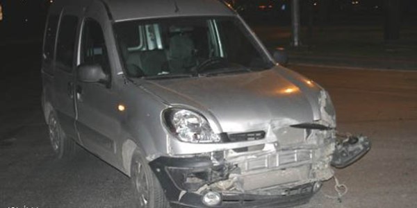 Otomobil polis aracı ile çarpıştı