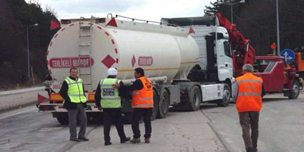 Kaza yapan tanker Bolu Dağı'nı kilitledi