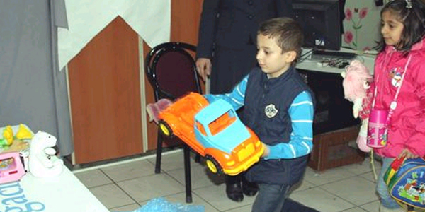Minik öğrencilerden örnek yardım