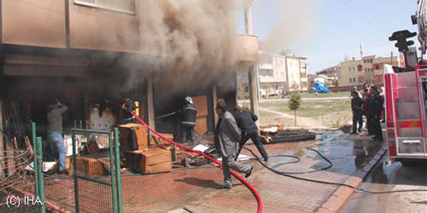 Mobilya deposunda çıkan yangın korkuttu