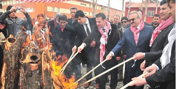 Vali Karalo�lu Nevruz'u K�rt�e kutlad�