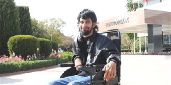 Rektrden engelli renciye akl tekerlekli sandalye