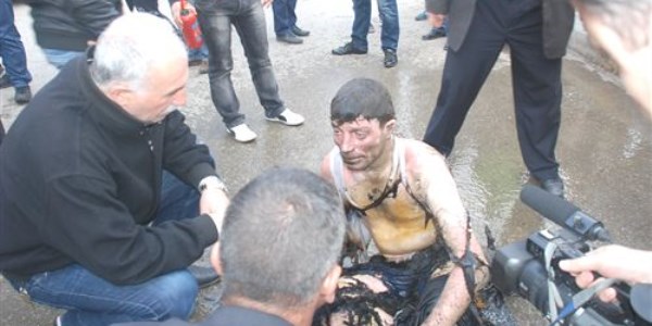 Meydanda kendini ate�e verdi