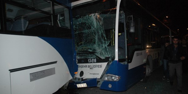 Ankara'da 3 belediye otobs birbirine girdi: 3 yaral