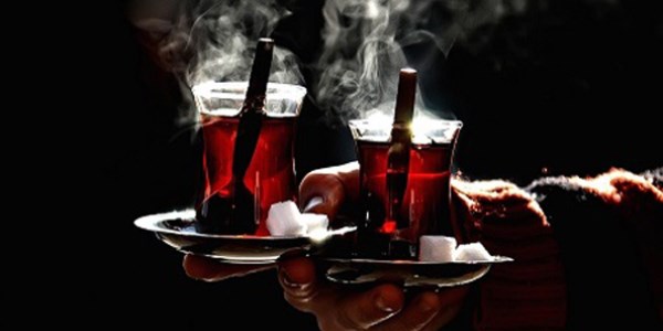Çay siparişlerini Messenger'dan alıyor
