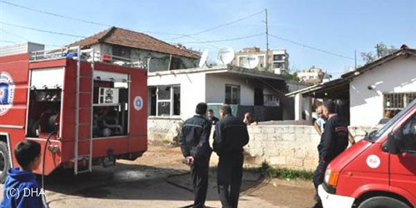 Evde kilitli kardeşleri yangından mahalleli kurtardı