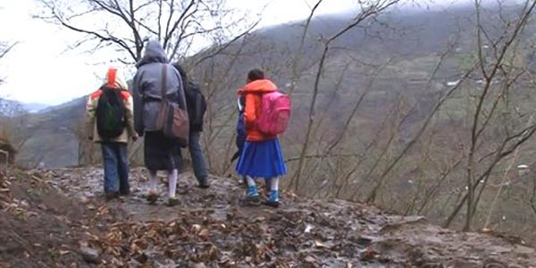 Miniklerin okul servisine ulaşma mücadelesi